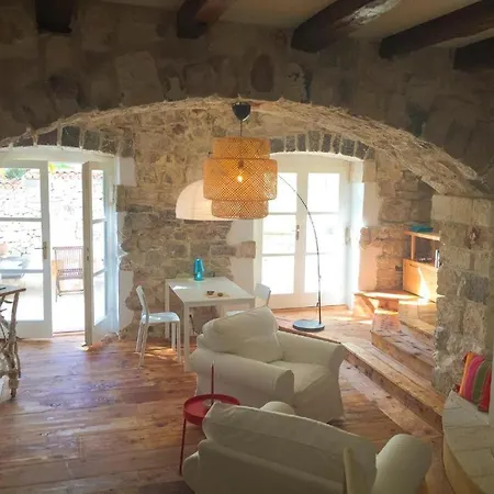 La Belle Et La Bete Apartman Sutivan